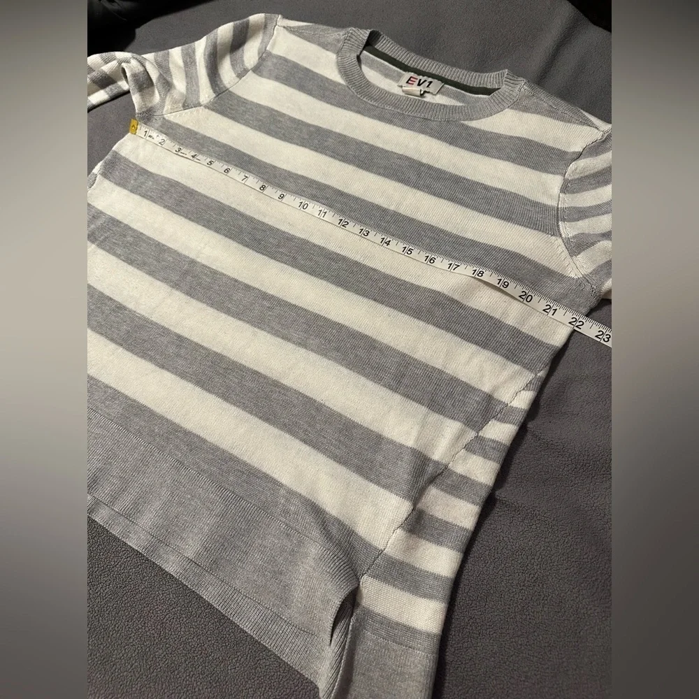 Women’s EV1 Grey And White Striped Large Pullover Lightweight Sweater.